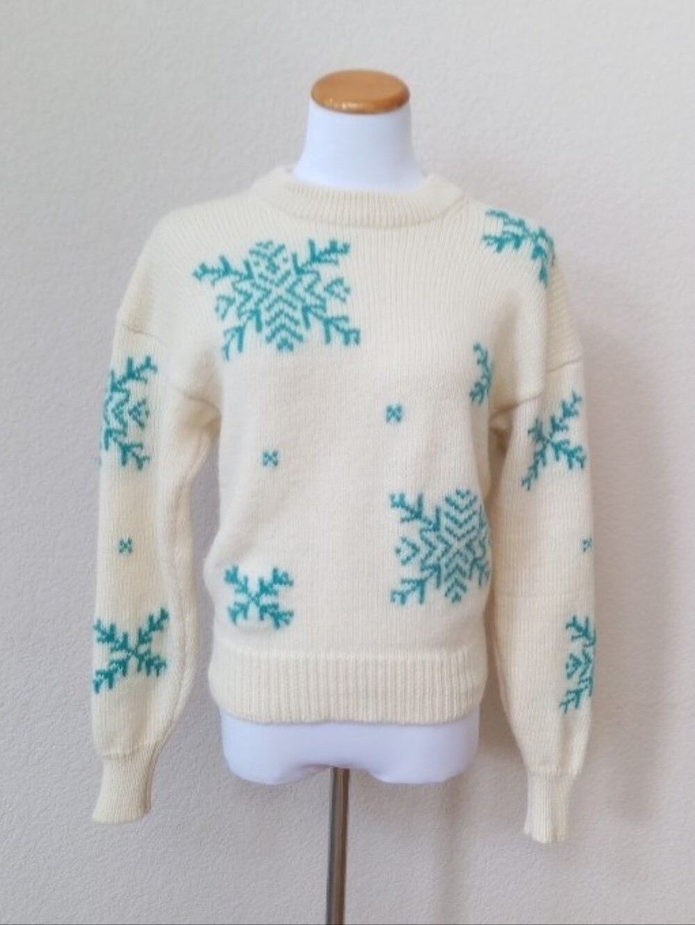 Boston Traders vintage 100% wool chunky cream and blue snowflake sweater